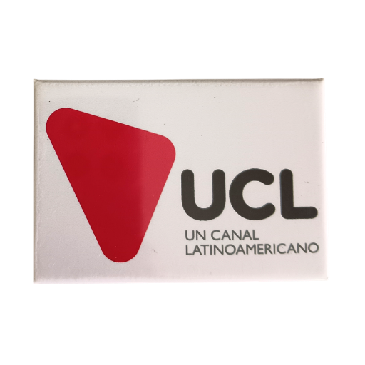 Imán personalizado con el logo de una empresa de cine y TV